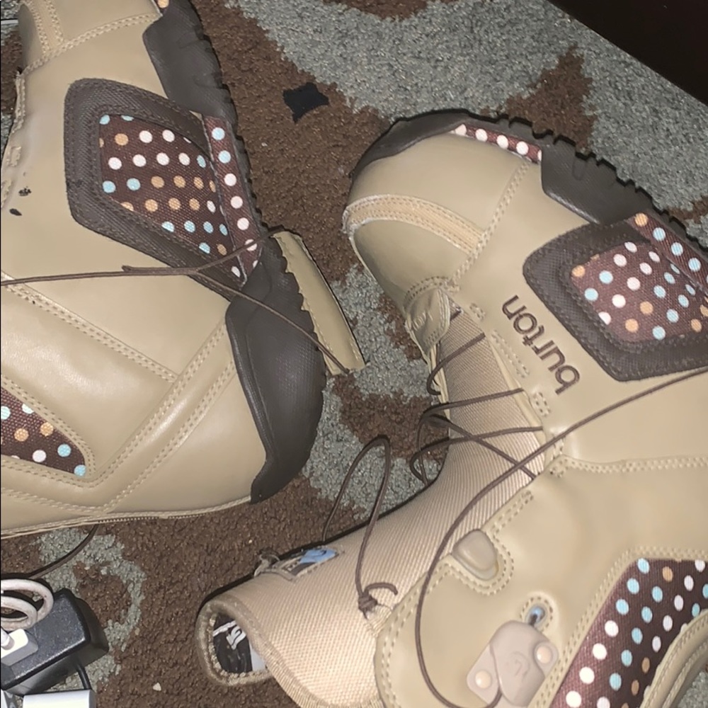 Brand new woman’s 6.5 burton snow board boots
